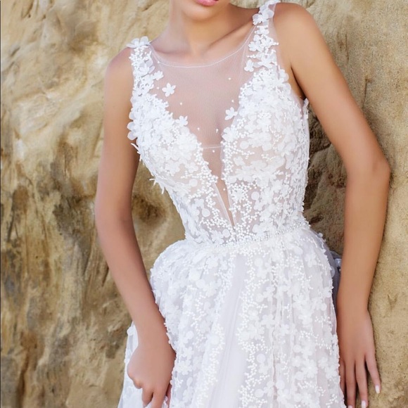 Daria Karlozi Wedding Dress and Veil - Picture 2 of 8